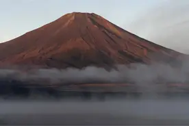 日本富士山积雪仍未形成 创130年来新纪录图片