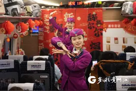 【温暖归家路】看表演、剪窗花 高铁列车上庆小年图片