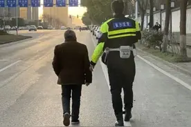老人对他不理不睬，交警一个举动让全网暖到了图片