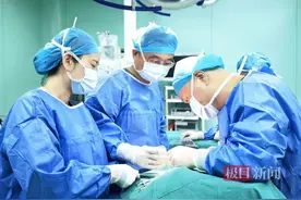 男子呼吸不畅一个月，竟是巨大甲状腺肿长进胸腔压迫气管图片