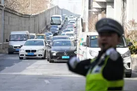 优先保障市民出行，路况总体平稳有序：外环隧道恢复通车后迎首个工作日早高峰图片