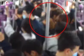 男子地铁内猥亵女乘客被抓后下跪认错，警察：道歉要管事儿，还要我干嘛？图片