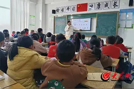 坊子区坊安街道庙后小学：推门听课进课堂，精研教学提质量图片