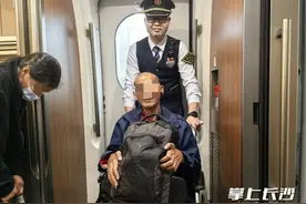 坐着轮椅乘高铁，老人一路倍感温暖图片