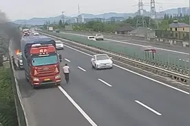 去年救火的河南白衣“大侠”再出手，这次救火还是穿白衣｜河南人好样的！图片