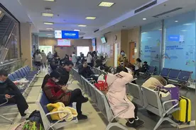 老是歪着脑袋以为是斜颈，专家“抽丝剥茧”发现问题出在眼睛图片