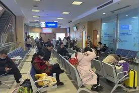 老是歪着脑袋以为是斜颈，专家“抽丝剥茧”发现问题出在眼睛图片