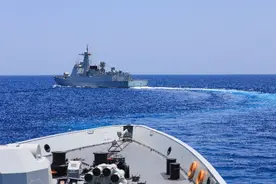 直击中国海军第46批护航编队实战化训练！聚焦复杂海况展开图片