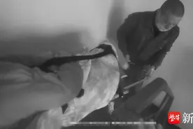 八旬老人起床不慎摔倒，老伴焦急报警求助……图片
