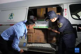 云南德宏紧急调运价值约110万元救灾物资支援缅甸地震灾区图片