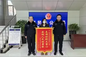 瞬间｜他跳进冰河救人，自己的脚却被卡住 动弹不得……图片