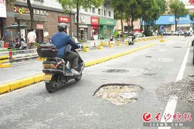 两百米路七个坑，“坑”了一年谁来补？｜长沙晚报帮帮团图片