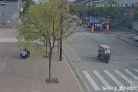 校警买来棒棒糖，石碑后的小姑娘别害怕图片