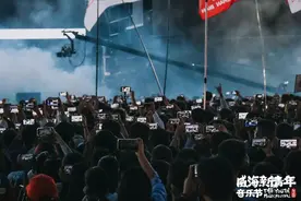沸腾！丢火车与乐迷们万人现场大合唱图片