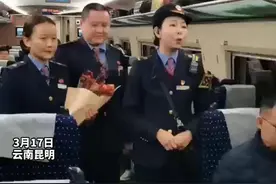 在昆明开往遵义的列车上，列车员和乘客一眼认出英雄杜富国同志图片