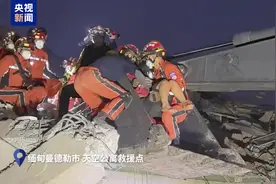 被埋60小时 中国救援人员双手抱出缅甸地震被困女孩图片