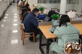 新春走基层丨大年初三，读者们在合肥市图书馆书海泛舟，领略世间万千图片