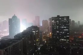 “长沙天黑”冲上热搜 市民称上午出太阳穿短袖，发现变天赶快打电话让家人收被子图片