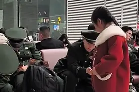 小女孩向退伍军人分享零食，遇到“翻箱倒柜”式回礼图片