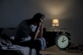 经常熬夜只睡5小时，30岁的她重度抑郁！专家：别用健康去还"睡眠债"图片