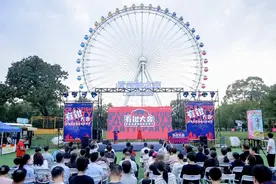 摩天轮下欢乐剥虾，龙潭中湖公园龙虾嘉节开幕图片