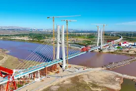 内蒙古乌海：包银高铁乌海黄河特大桥建设忙图片