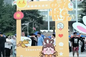 大学校园里的中秋游园会热闹非凡！图片