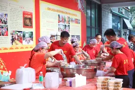端午龙船丁饭寓深情，天河石牌端午假期首日派出3000份龙船丁饭图片