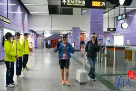 不只“速度与激情”，他们在广马赛道旁展示“温度与热情”图片