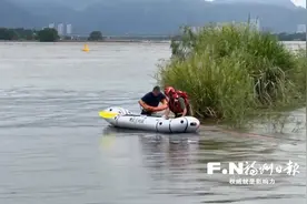 江水突涨困住观景男子 福州消防助其安全脱险图片