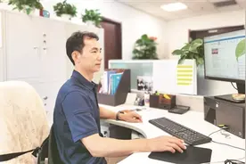 用高度的责任感和严谨的态度工作图片