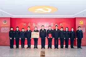 枣庄市副市长、市公安局长朱清彬会见“全国巾帼文明岗”获奖集体图片