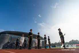 反恐战术演练、擒敌拳、分列式，这场军训汇演超燃！图片