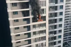 湖北一小区发生火灾，消防车救援受阻后无奈破门而入？物业、消防辟谣图片