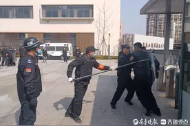 反恐防暴演练进校园，警校联手护学生安全图片