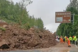 高速路边坡塌方，重庆大叔为了拦车自己的车被埋图片