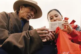 甘南碌曲：高原牧区的女快递员 "一人一站"将网购和快递带进牧民生活图片