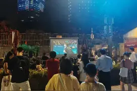 北外滩“小巨蛋”夜景版上新，商户联动设外摆位看奥运“很吸睛”！图片