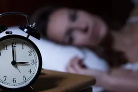 总在半夜同一个时间醒来，是怎么回事？图片