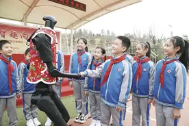 春晚同款人形机器人亮相西安市曲江第一学校开学典礼图片