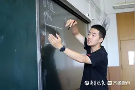 高考物理满分的“00后”教师鲁杨：带学生多想多练，爱上物理图片