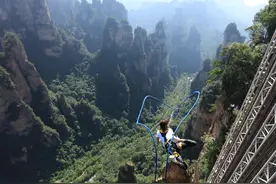 挑战峰林峡谷！张家界百龙天梯第二届高空极限荡绳挑战启幕图片