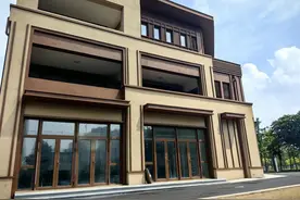 领秀珊瑚湾四期商铺被指延期交房！记者实探：主体已完工，室内墙皮大面积脱落图片