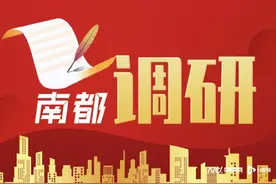“严禁下河”警示牌旁，近百人野泳！溺亡悲剧何日不重演图片