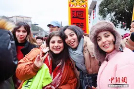 （新春走基层）“洋面孔”邂逅浙江千年羊村 感受春节氛围图片