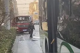 上海一公交车与货车发生碰擦！多块侧窗玻璃碎裂，散落车厢内图片