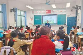 孤独症女孩小敏随班就读两年多 走进这所学校她再也不“孤独”图片