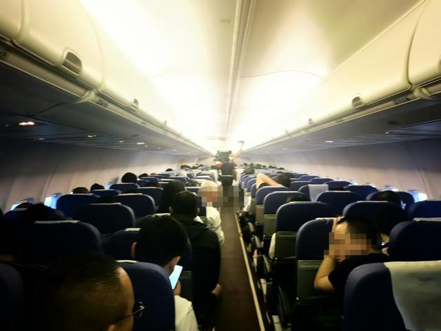 受“白海豚”影响，抵达郑州一航班降落前在上空盘旋25分钟，准备降落时因雨大无法降落，临时飞运城盐湖机场备降