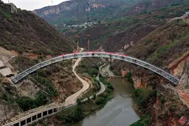全国在建首座上承式钢管混凝土倒虹吸拱桥顺利合龙图片