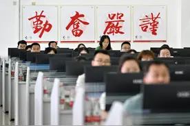 高中“理科教师短缺”，破解之道在哪里？| 新京报快评图片